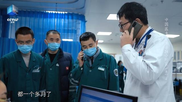 急诊科医生护送坚持转院的心梗患者