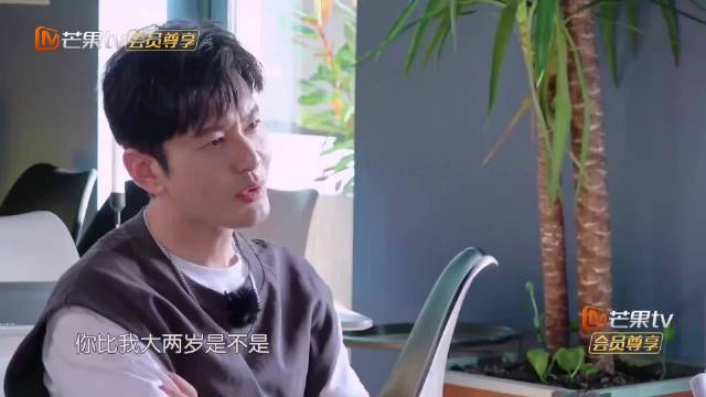 黄晓明贾静雯赵又廷中餐厅聊孩子长相性格