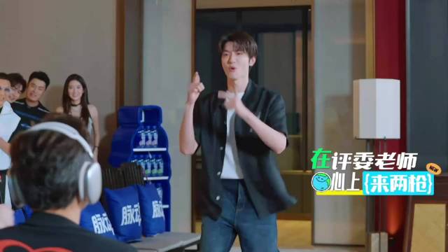 王玉雯假唱被一秒抬走，王姐笑跪注意林一小动作？太贴心丨超新鲜