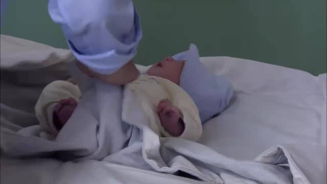 金婚：四胎本以为还是女儿，打开襁褓那刻，文丽当场高兴疯了！