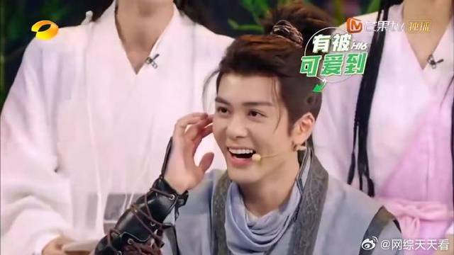 刘宇宁现场传授杨超越找男人技巧，推销清洁产品，太搞笑！