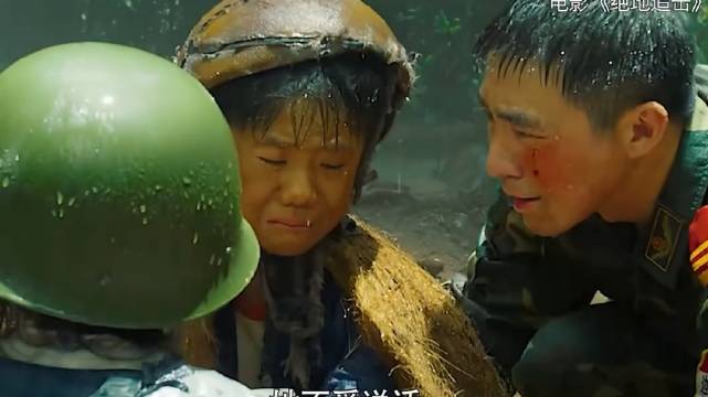 小男孩踩到地雷