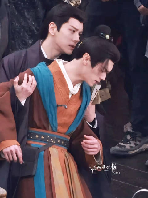 许凯魏哲鸣拥抱路透，许凯战损被暗算倒在魏哲鸣怀里，磕到了！这剧有女主吗？