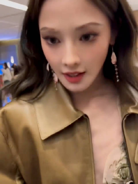 怼脸彭小苒就是这么美丽自信，有魅力的女人确实讨人喜欢！