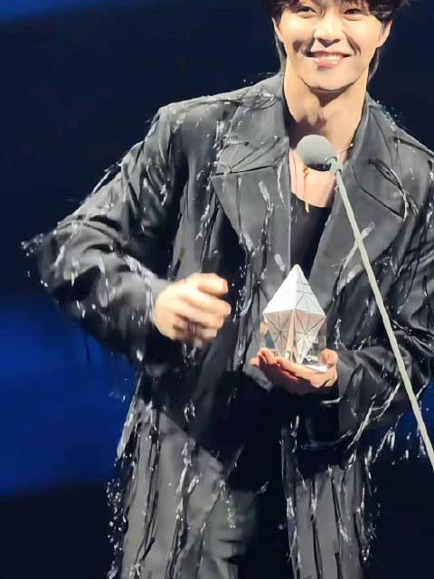 陈立农时尚之夜领奖发言直拍展现元气活力