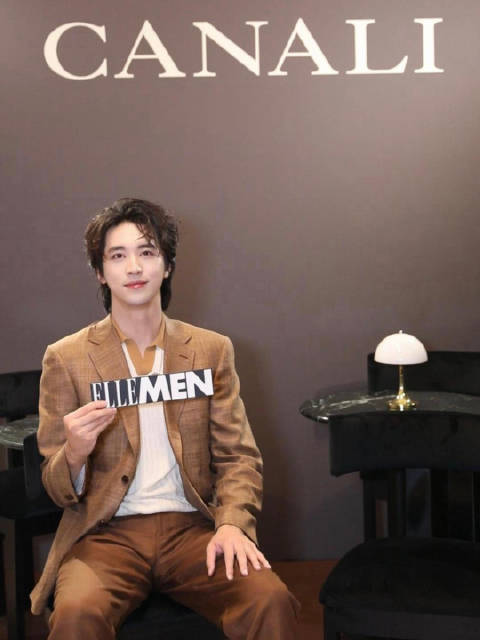 许魏洲在Canali后台分享绅士态度