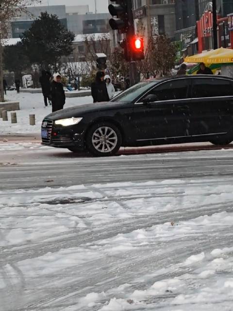 都买奥迪A6了，都不愿意加个夸戳嘛？看看这下雪天，多遭罪！