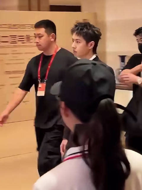 你往前冲，我跟着你，(๑•̀ㅁ•́ฅ)