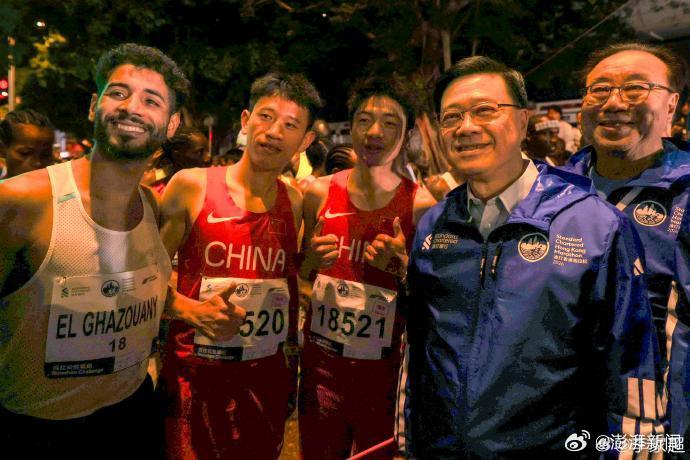 郭晶晶霍启刚亮相香港马拉松领袖杯