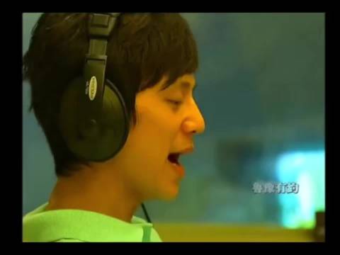 何炅回应21年前当街冷脸事件，强调普通教师身份