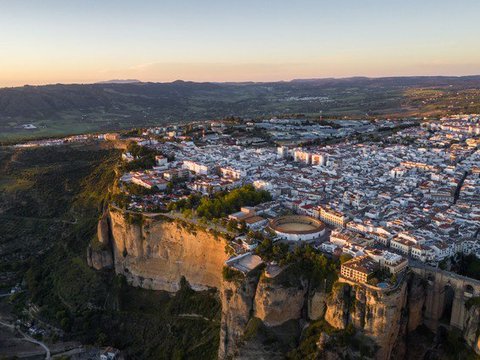 西班牙龙达：悬崖之间的古老小城