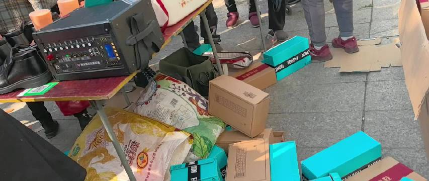 蓝山市场赶集日现抢购皮鞋热潮