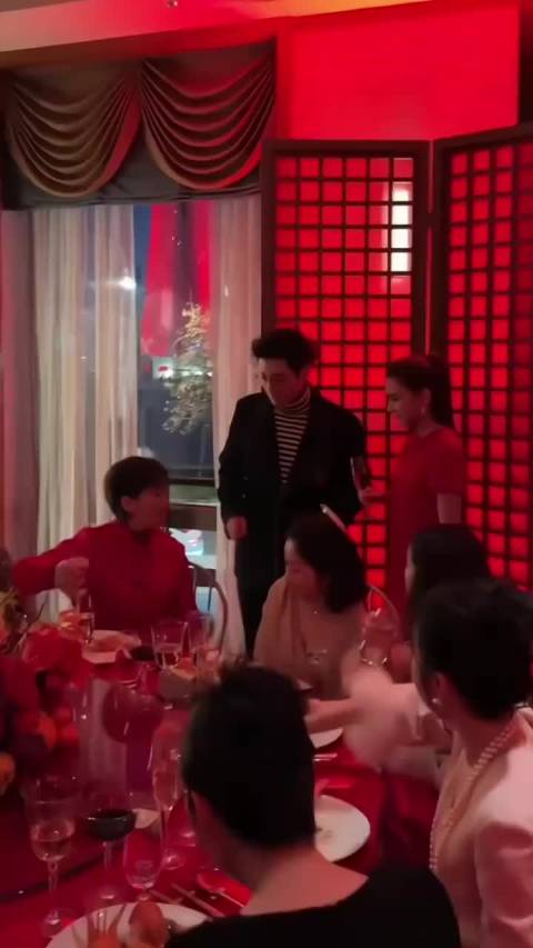 明星晚宴上，何超莲和窦骁夫妇主动来到徐帆旁边打招呼