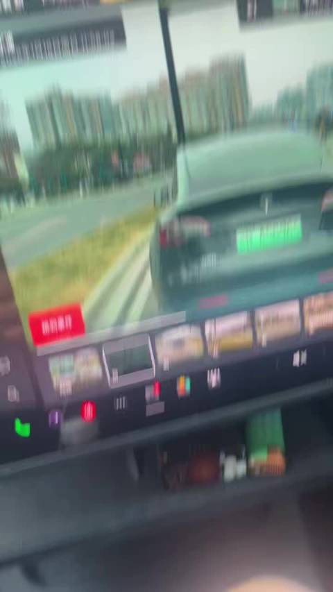 特斯拉失控撞飞引争议，车主疑误踩油门