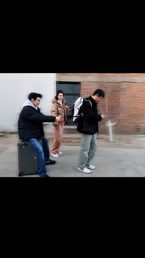 王艳儿子球球19岁了