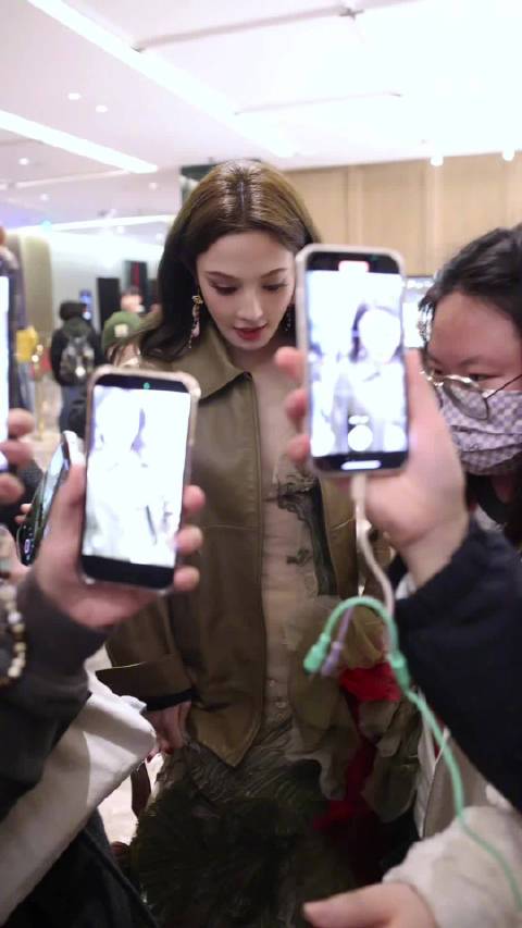 彭小苒回应粉丝怼脸拍，调侃扛得住10cm近距离