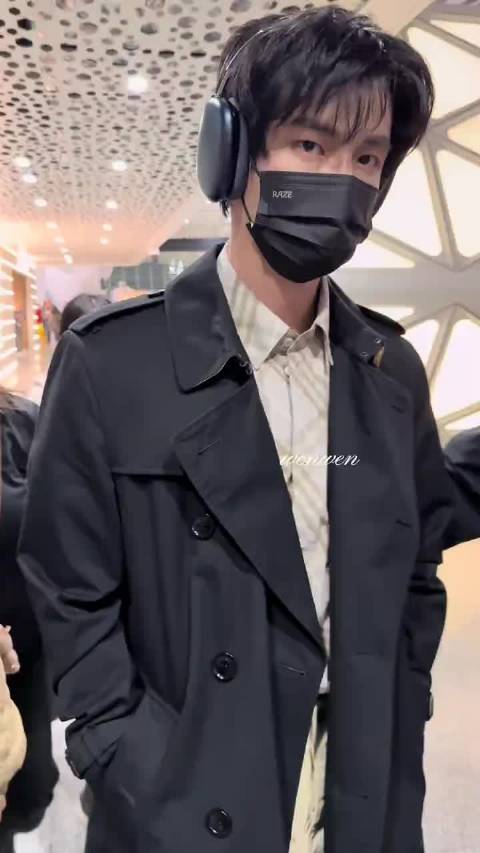 行程结束了回横店了！何与黑色风衣韩系男神