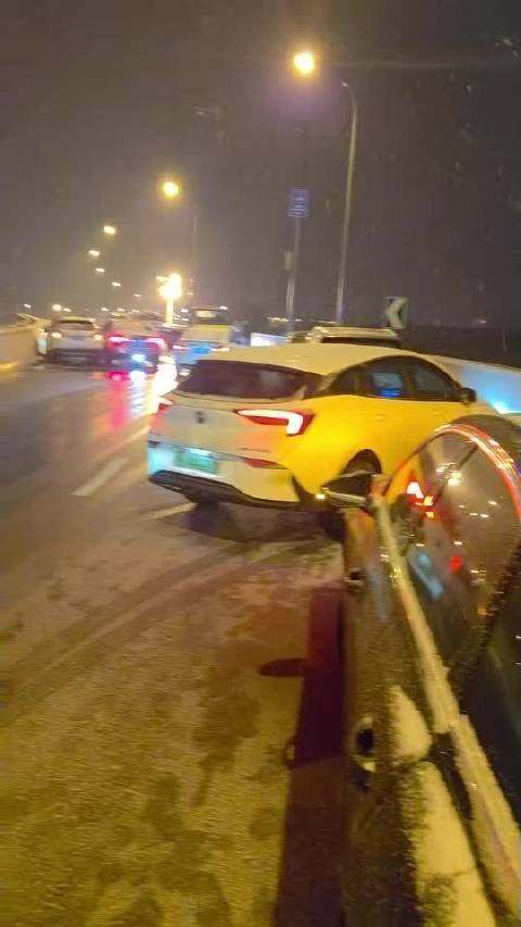 合肥的雪突然下大了，明早我开的四驱乐道L90，问题不大