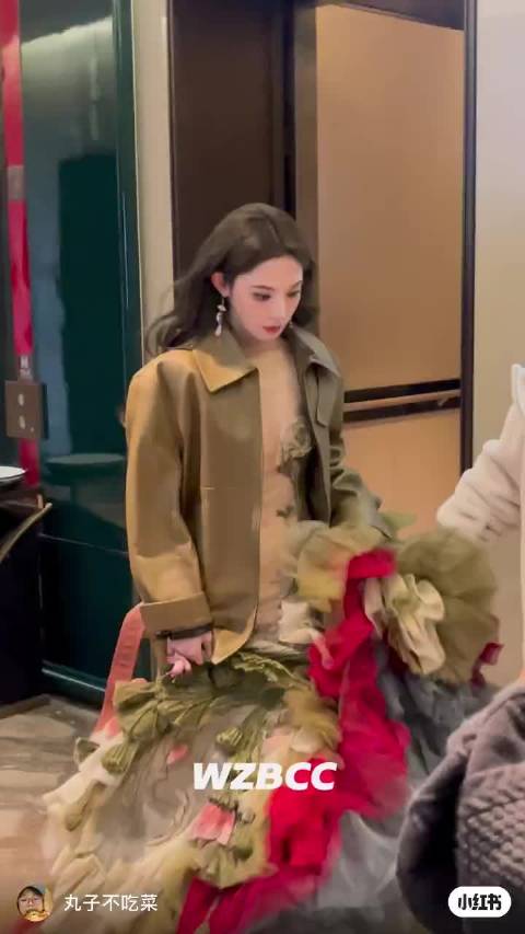 彭小苒从容应对粉丝10cm怼脸拍摄