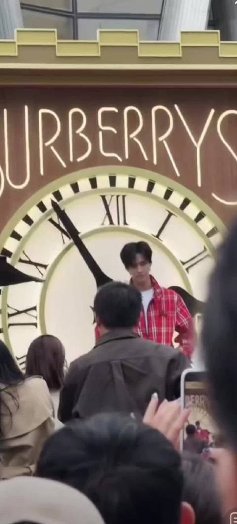 何与依然超帅的，红色格子上衣 现场人超多，大喊何与好帅