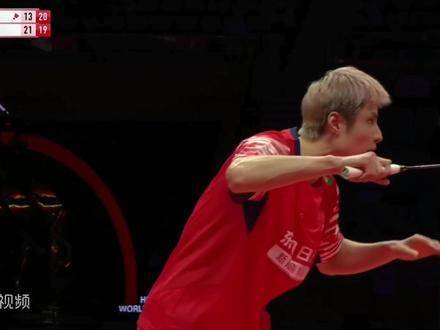 石宇奇以2:0力克队友李诗沣，斩获总决赛小组首场胜利