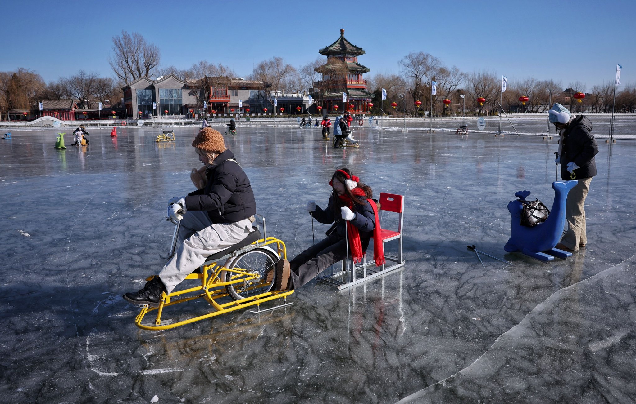 1月20日，什刹海後海冰場，遊客們在冰上享受冬天的快樂。新京報記者 薛珺 攝