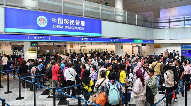 1月17日，入境旅客在海口美兰边检站排队等待办理边检手续。新华社记者 杨冠宇 摄