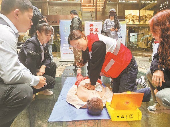 应急救护演练提升了市民急救能力 杨建正 摄