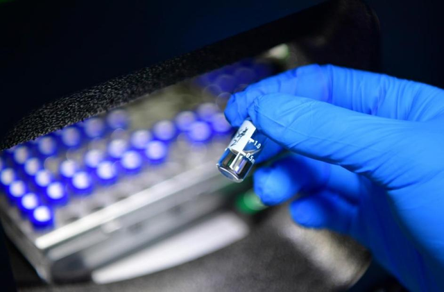 2025年3月31日，在位于肥西县的安徽合城生物医药科技有限公司，技术人员对研发的样品进行液相检测。新华社发（徐勇 摄）