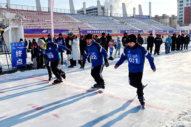 内蒙古阿荣旗：冰刃追风踏雪来 热血竞技展风采