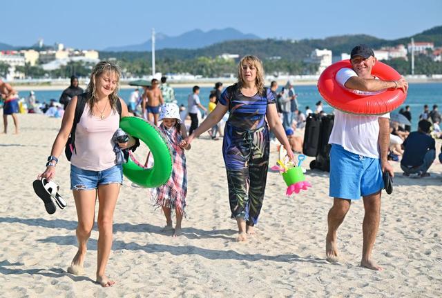 1月11日，外国游客在三亚大东海游玩。新华社记者 郭程 摄