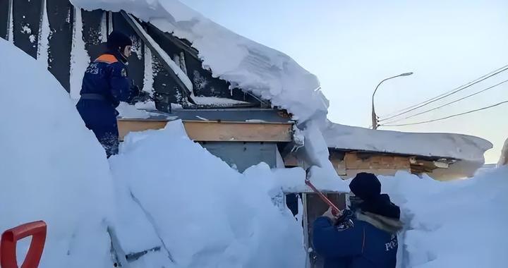 俄罗斯远东罕见暴雪：15 米雪墙挡路 居民挖雪隧道回家