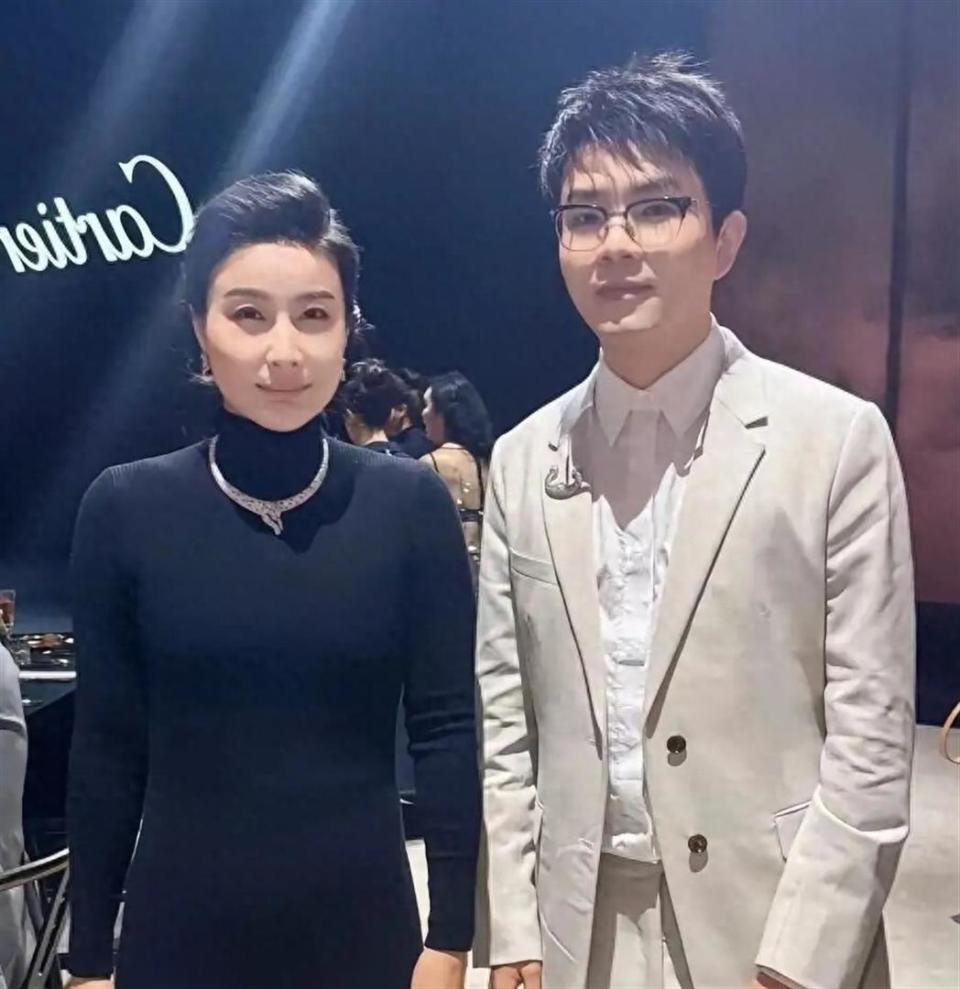 郭晶晶换了发型后像换了个人，卡地亚晚宴上那英和宋佳一起合唱