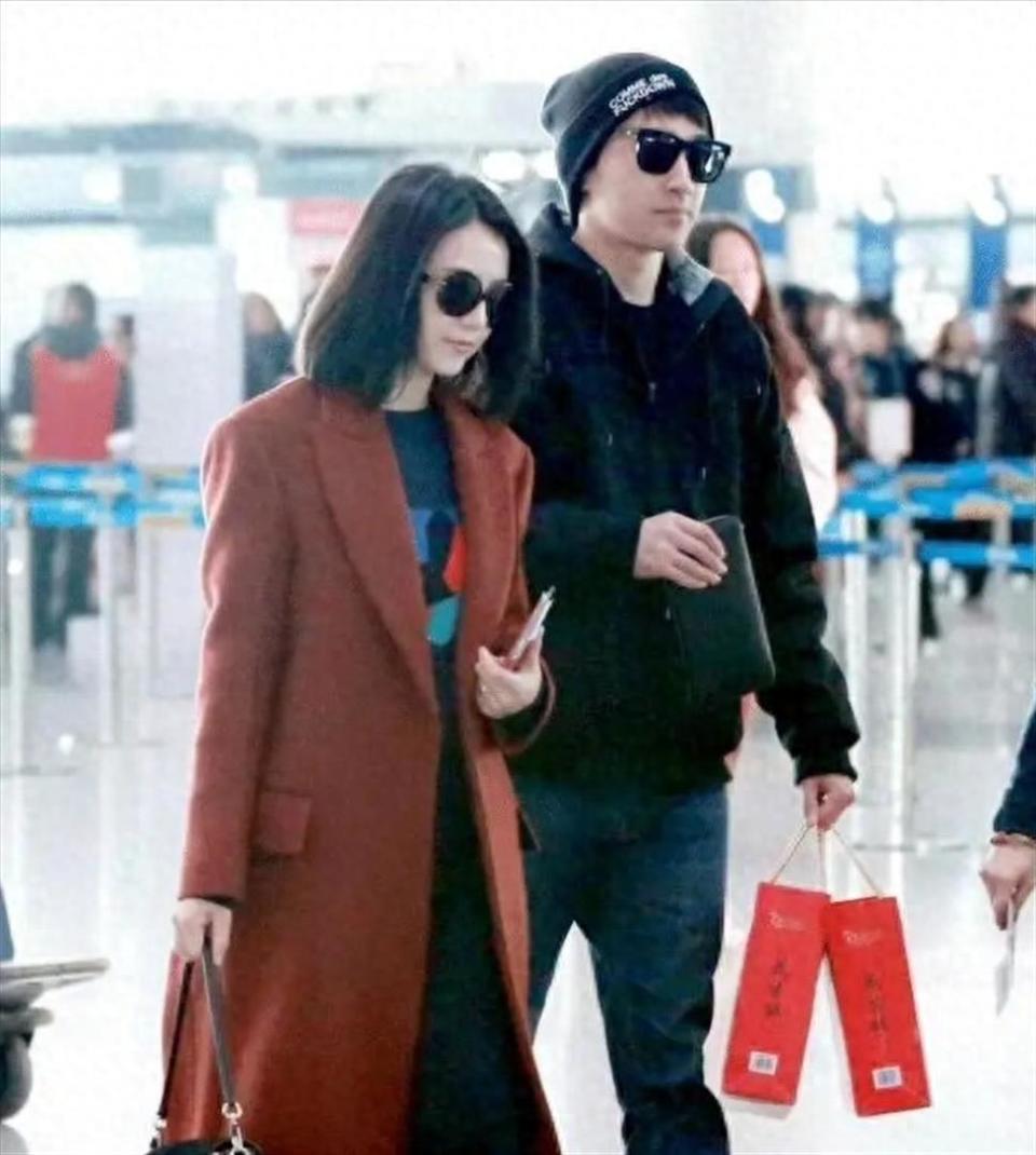 高圆圆两口子回老家过年，红大衣配阔腿裤真好看，全程笑脸太甜了