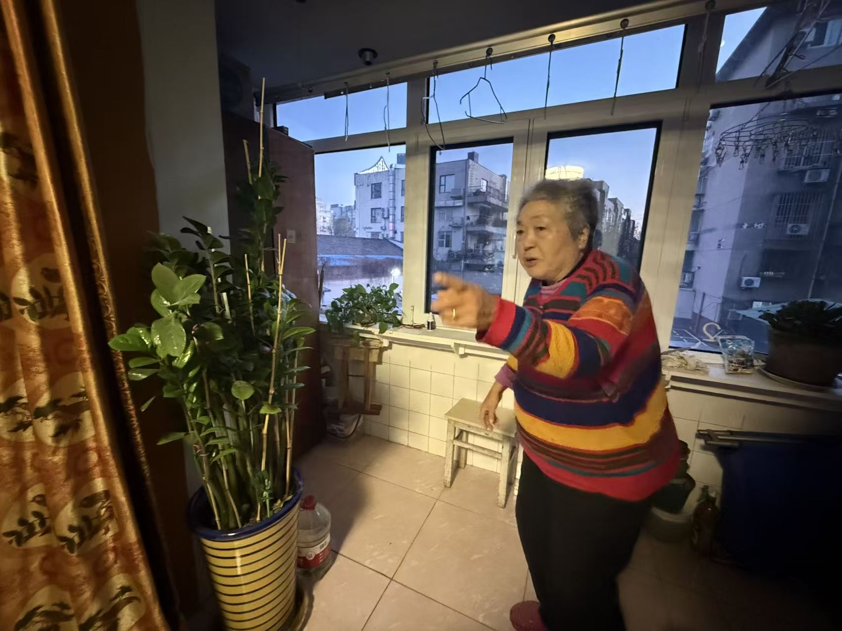 雲景里小區改造時，工人師傅給劉改雲家陽台的側窗檯做了加寬設計，讓老人的花花草草有了新家。新京報記者 王子誠 攝