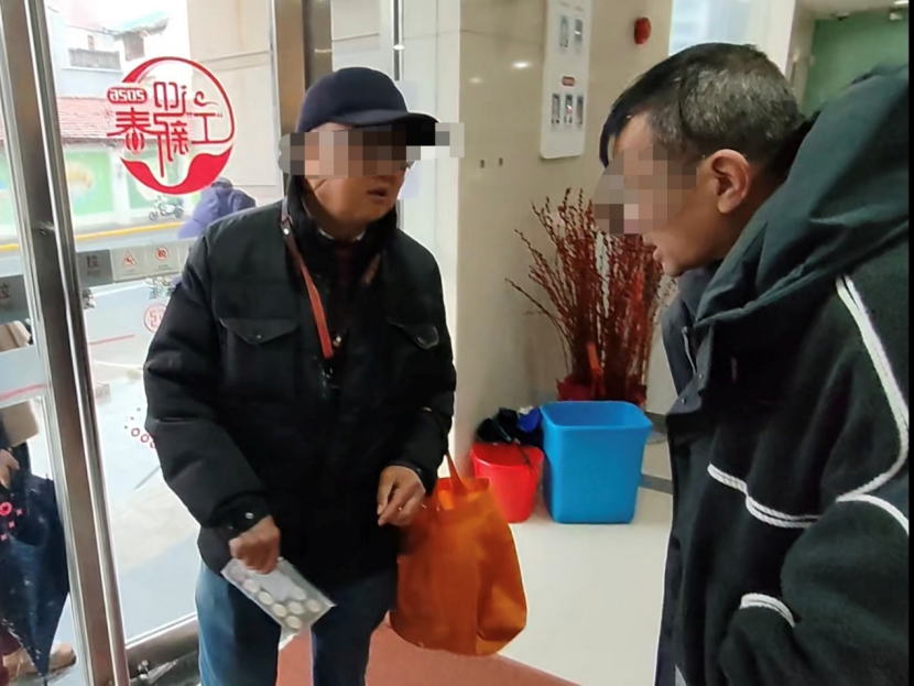 工行上海黃浦中華路支行「黃牛」走進大廳向兌換市民收購馬年紀念幣、鈔。新京報貝殼財經記者俞金旻 攝