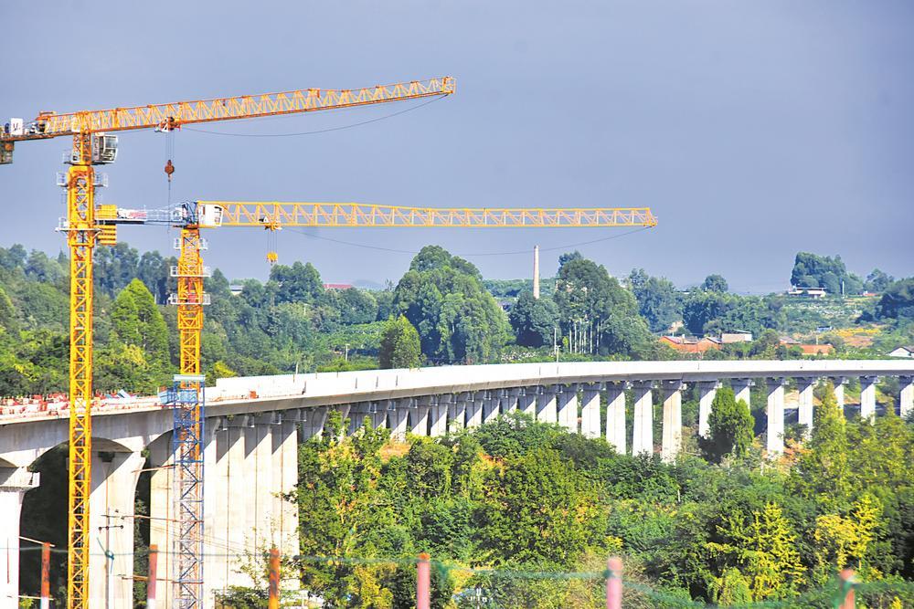 岷东新区站-眉山北站区间运梁车正在进行架梁作业。