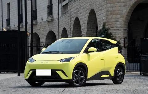 Deepseek:10万元家用车市场变天，新能源逆袭，燃油车能否守住？