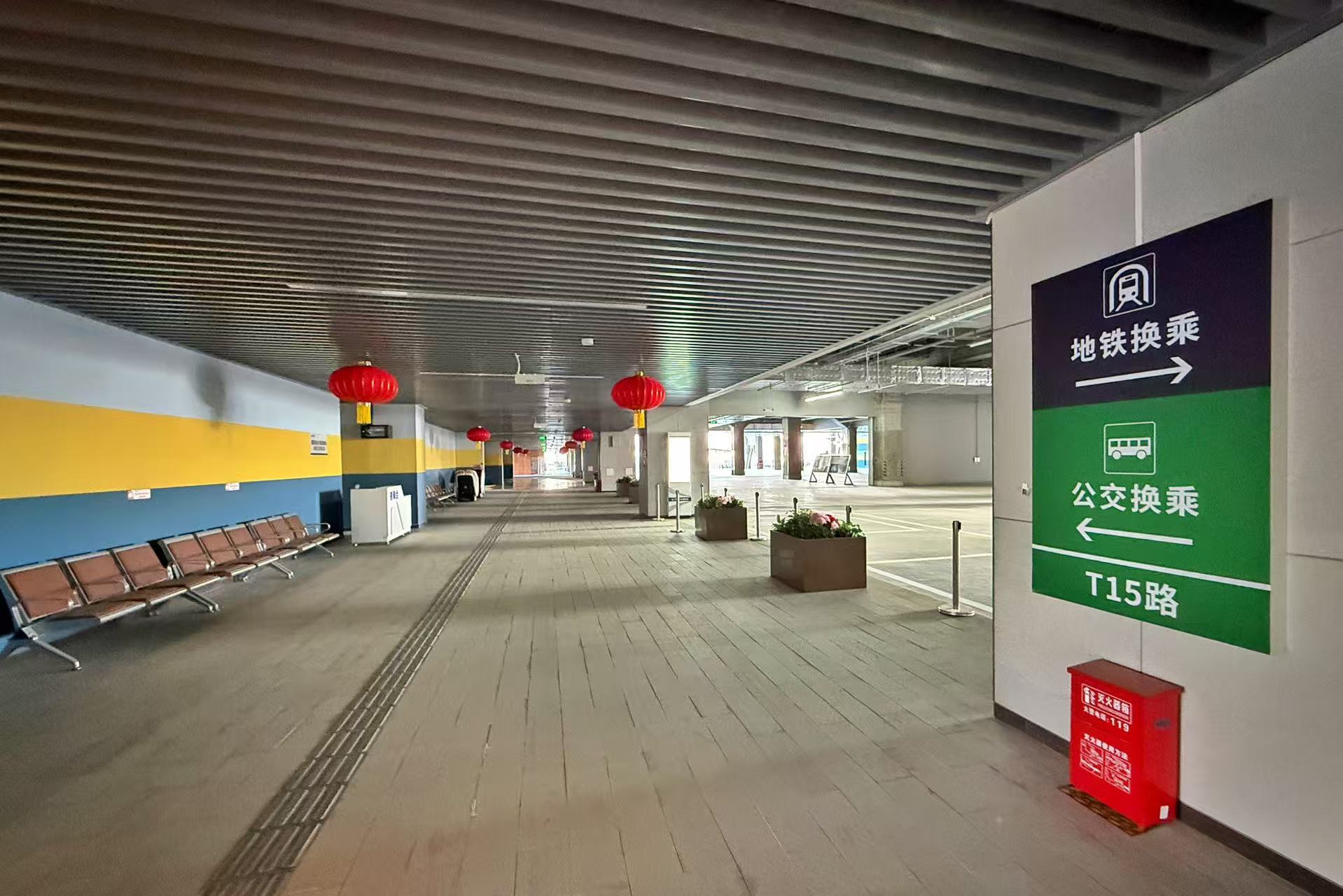 萬盛西交通樞紐地上一層為公交場站。新京報記者 王貴彬 攝