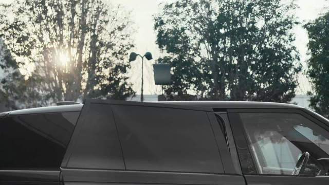 周春芽出席时尚芭莎艺术15周年庆典，与揽胜共话经典美学