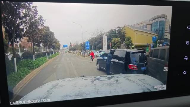 追尾事故致人受伤引争议