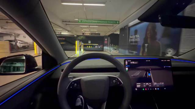 特斯拉FSD V14.2.2.3成功通过国外停车场闸机