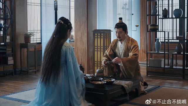 苏谭儿与父亲不合，不料遭霖安这一趟，父女对杯畅饮