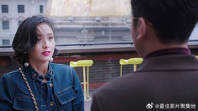 佟丽娅和地产大亨吃饭，打扮得美美的，下一幕糗大了