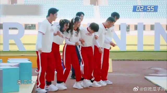 下腰过杆，沙溢拿周深当支点，手按深深肚子上接力太鸡贼