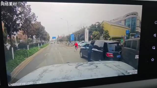 女子违停被鸣笛竖中指遭撞，所幸无大碍