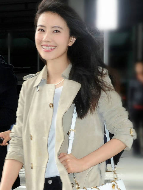 高圆圆浅米色风衣配白T黑裤展温婉气质