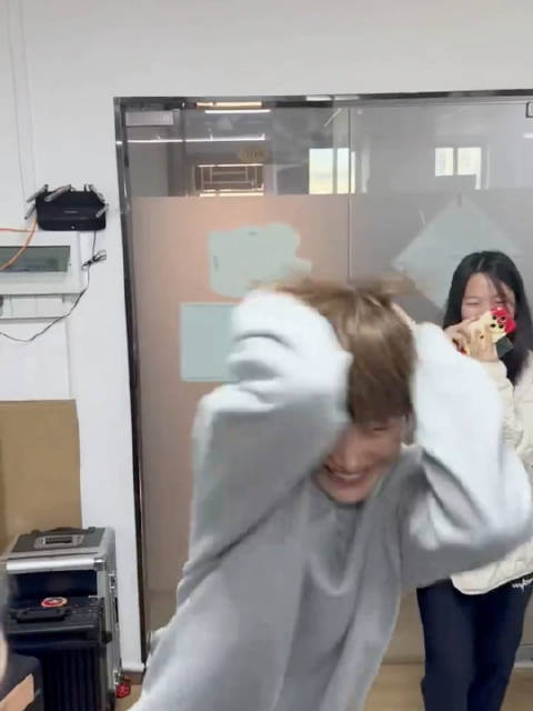 杨力维超话晒交换礼物，开心互动引关注