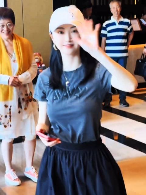 景甜简约黑裙现身，与剧组成员挥手道别