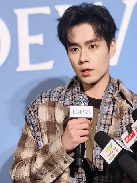 胡一天帅气现身南京，现场啥也没听到 大家看看脸吧